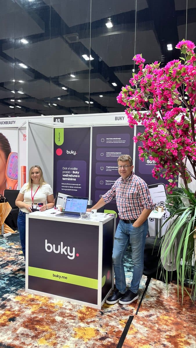 Buky tim pokazuje aplikaciju za zakazivanje termina na laptopu, posjetiocima sajma